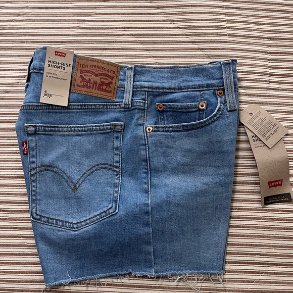 NWT Levi's High Rise
Shorts Light Wash
Sculpt Hypersoft Raw
Hem Denim Size W28 - Picture 4 of 7